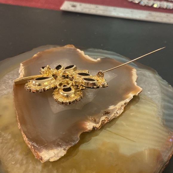 Xxsoldxx Vintage D&E Juliana gold & black brooch EUC 1.5" x 2.5" - Picture 8 of 17